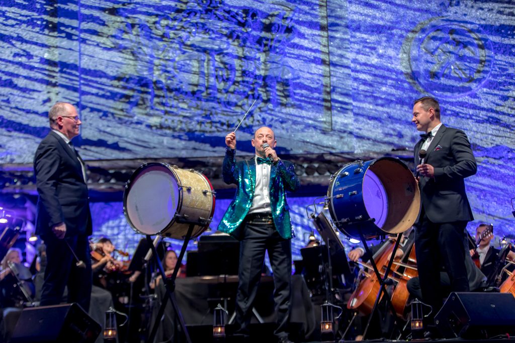 Maestro Sułkowski instruuje nowych członków orkiestry, panów Sadkiewicza i Galosa