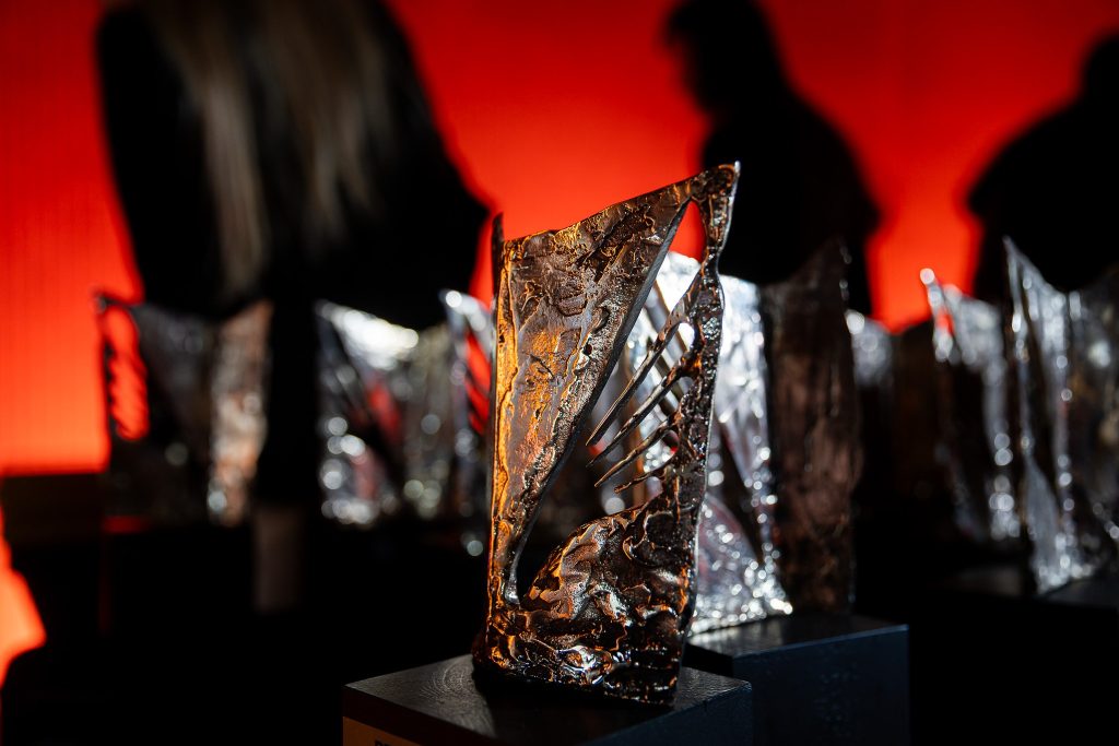 Statuetka: stylizowane metalowe skrzydło