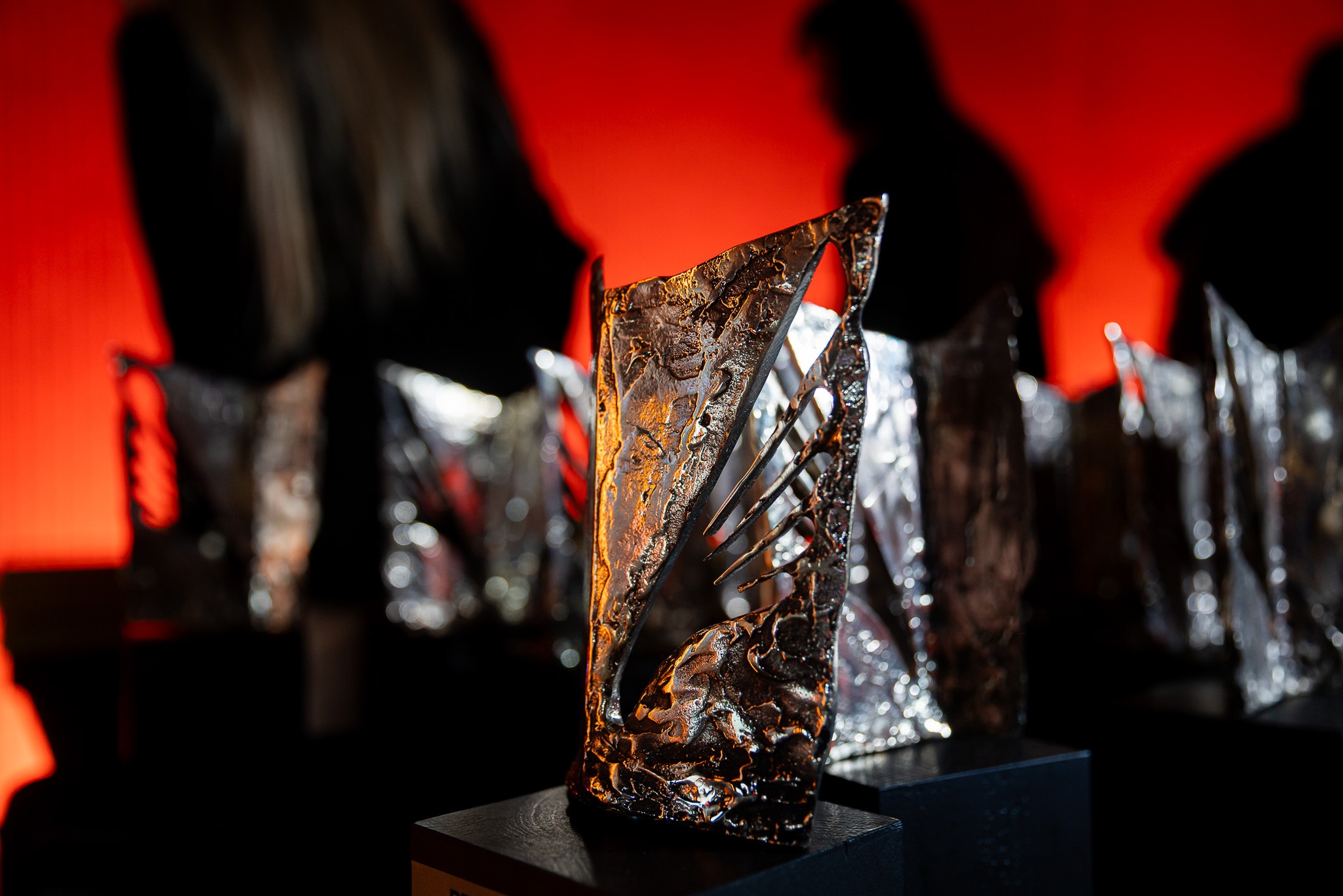 Statuetka: stylizowane metalowe skrzydło