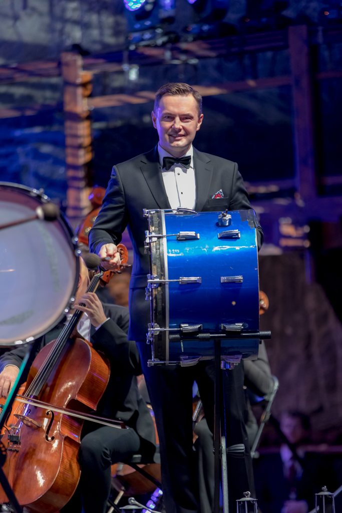 Prezes Sadkiewicz na scenie z bębnem