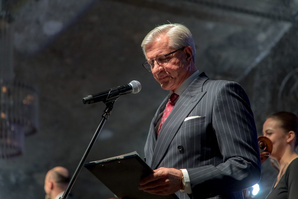 Zygmunt Chajzer w popielatym garniturze