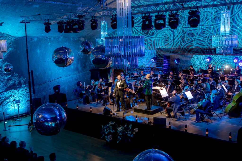 Artyści na scenie. Oświetlenie w odcieniach turkusu i granatu