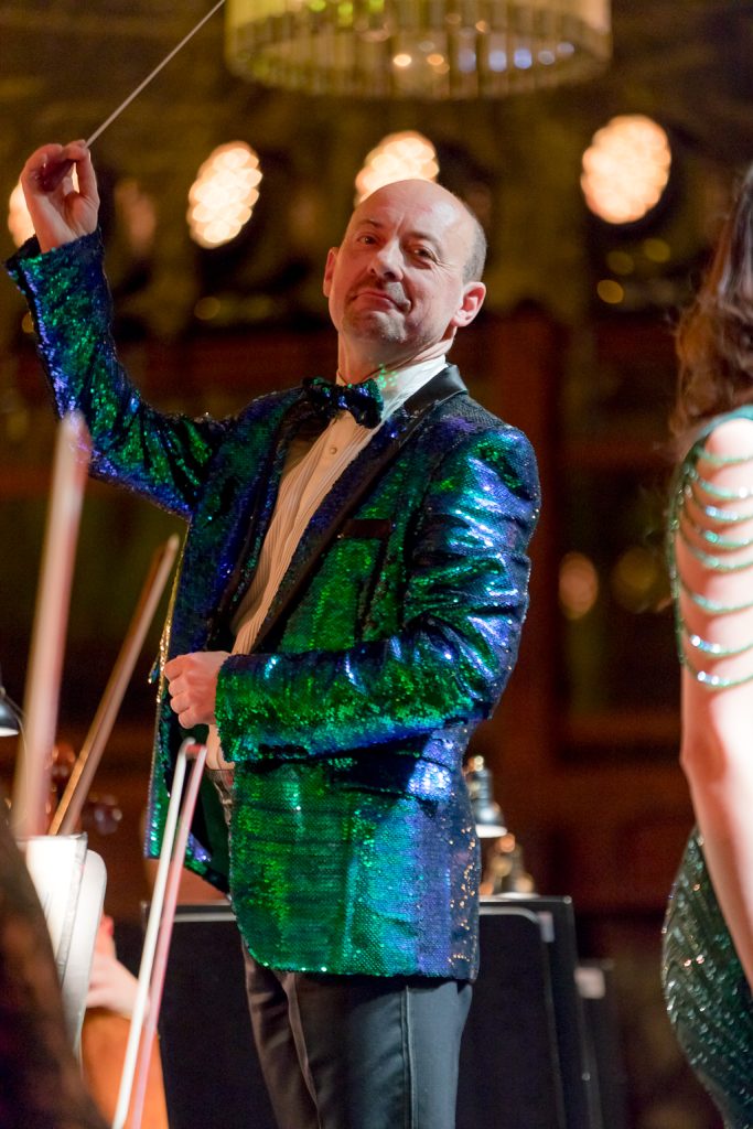 Maestro Sułkowski w zielonej cekinowej marynarce