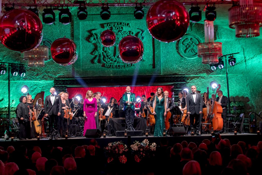 Widok na scenę. Zielono-czerwona iluminacja