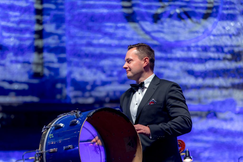 Prezes Łukasz Sadkiewicz z bębnem