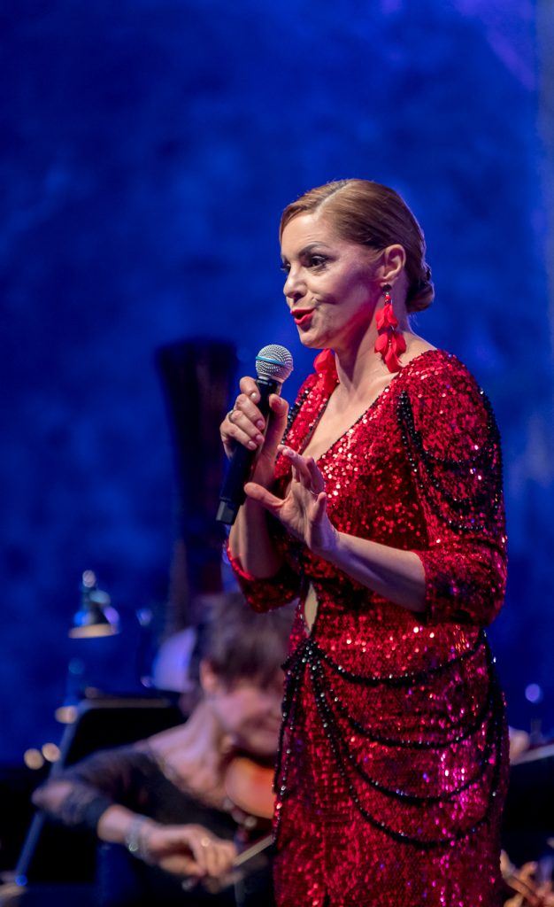 Solistka w czerwonej cekinowej sukni
