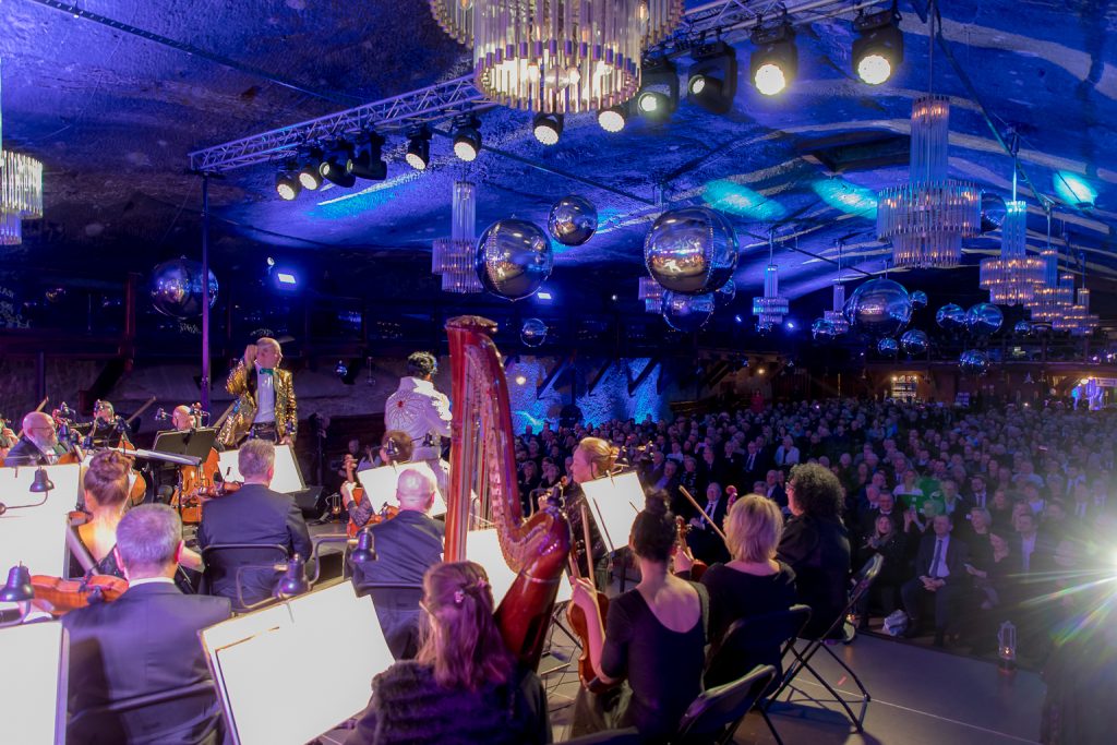 Orkiestra. Widok zza pulpitów nutowych