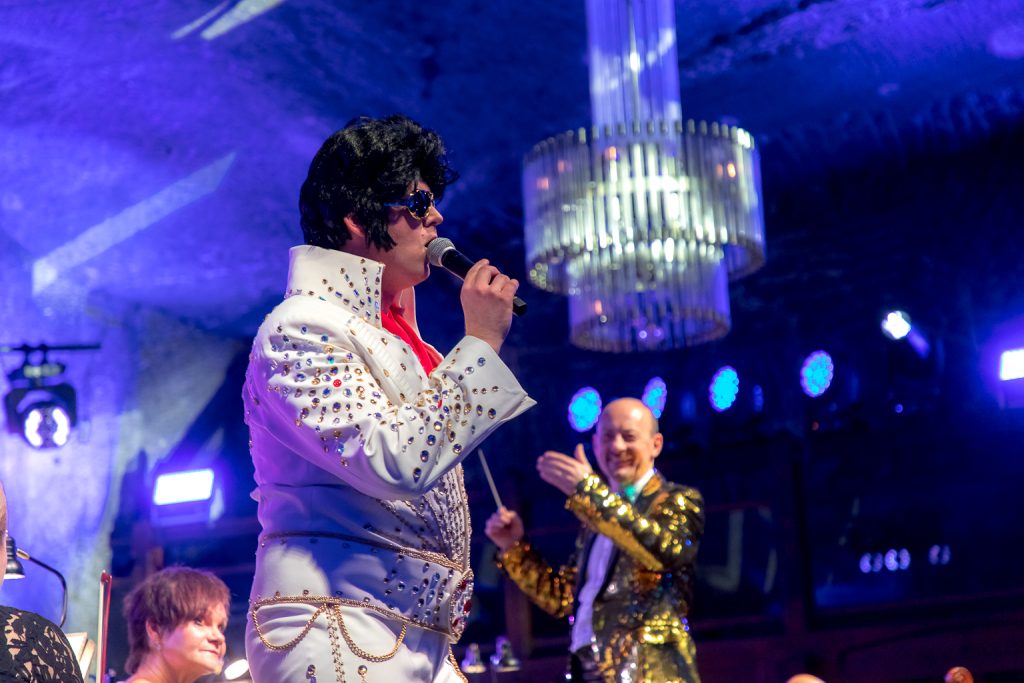 Elvis Presley w biały stroju