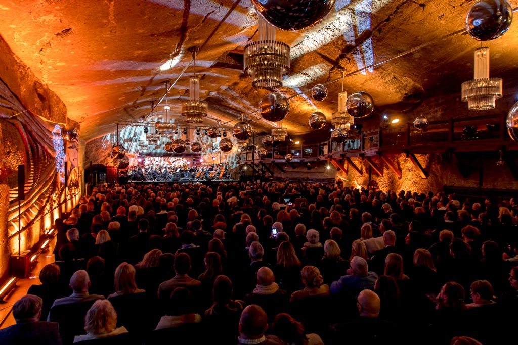 Widok na publiczność zgromadzoną w komorze Warszawa