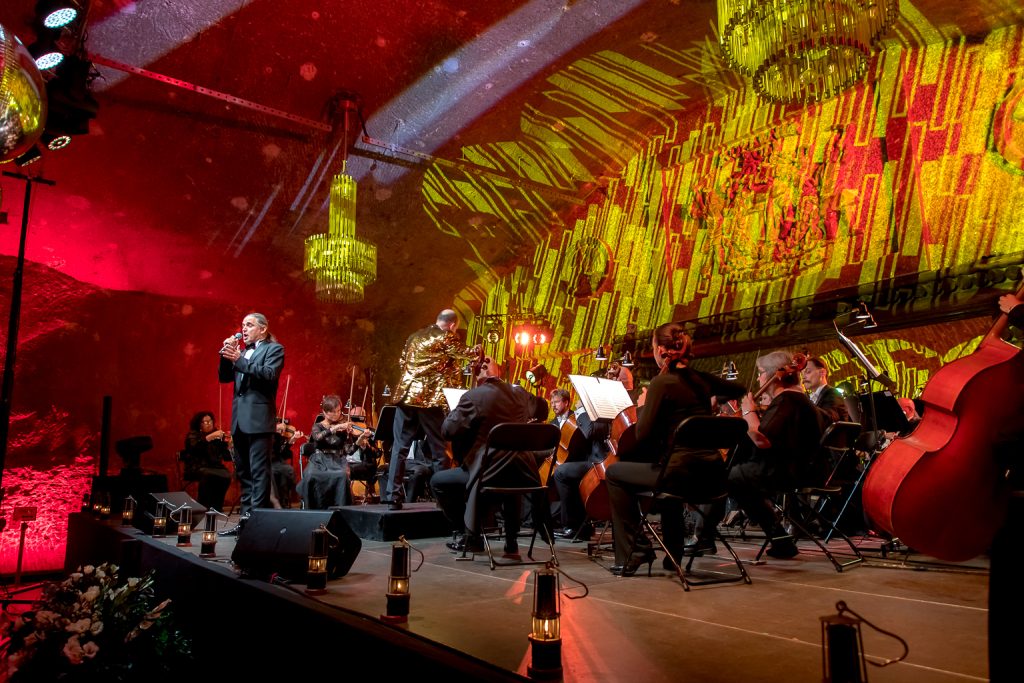 Widok na scenę oświetloną na czerwono i żółto