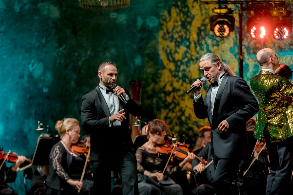 Soliści podczas występu, w tle orkiestra