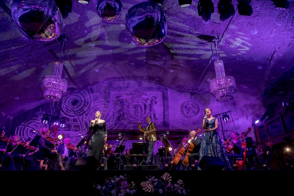 Widok na scenę w komorze Warszawa. Przygaszone światła