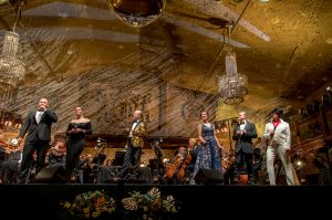 Soliści na scenie. Komora Warszawa oświetlona ciepłym żółtym światłem