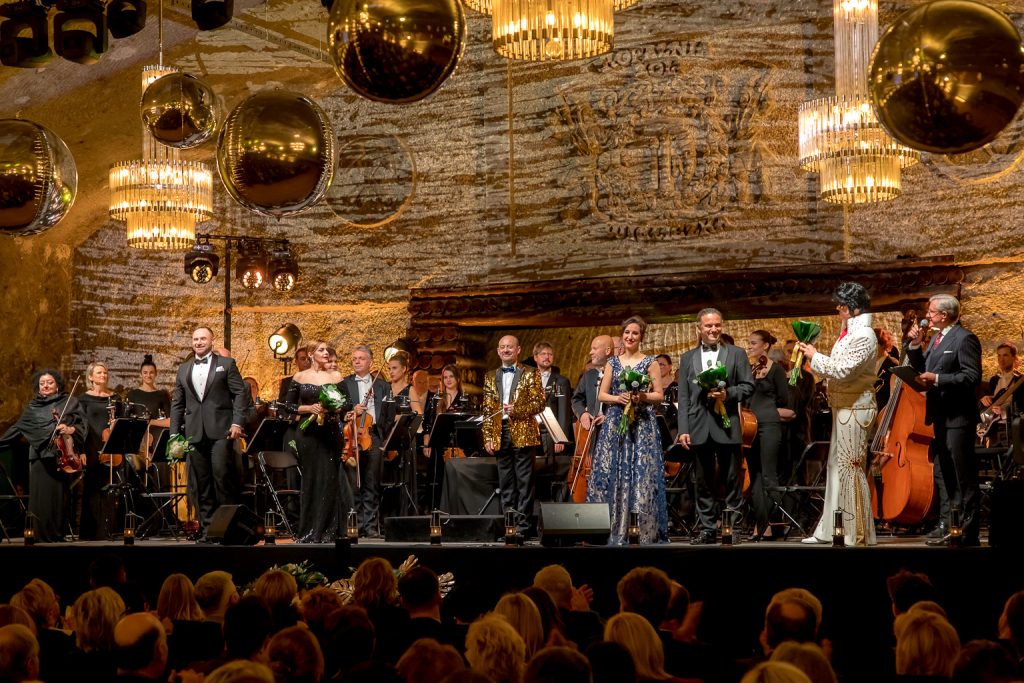 Widok na scenę - soliści i orkiestra