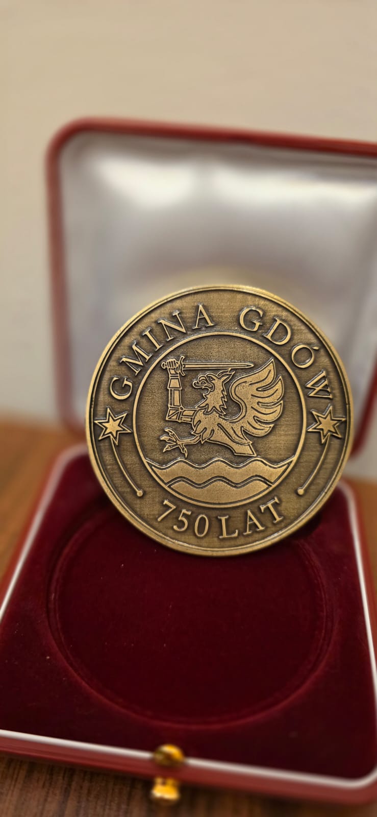 Jubileuszowy medal w ozdobnym pudełku. Złoty z herbem Gdowa