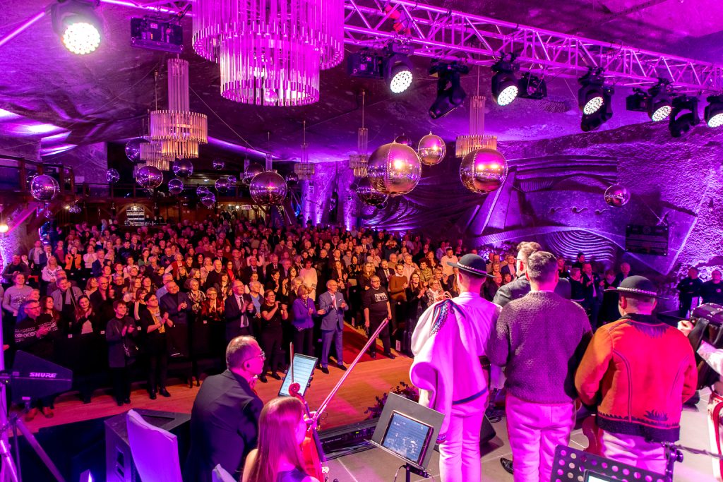 Kadr na widownię zza pleców muzyków