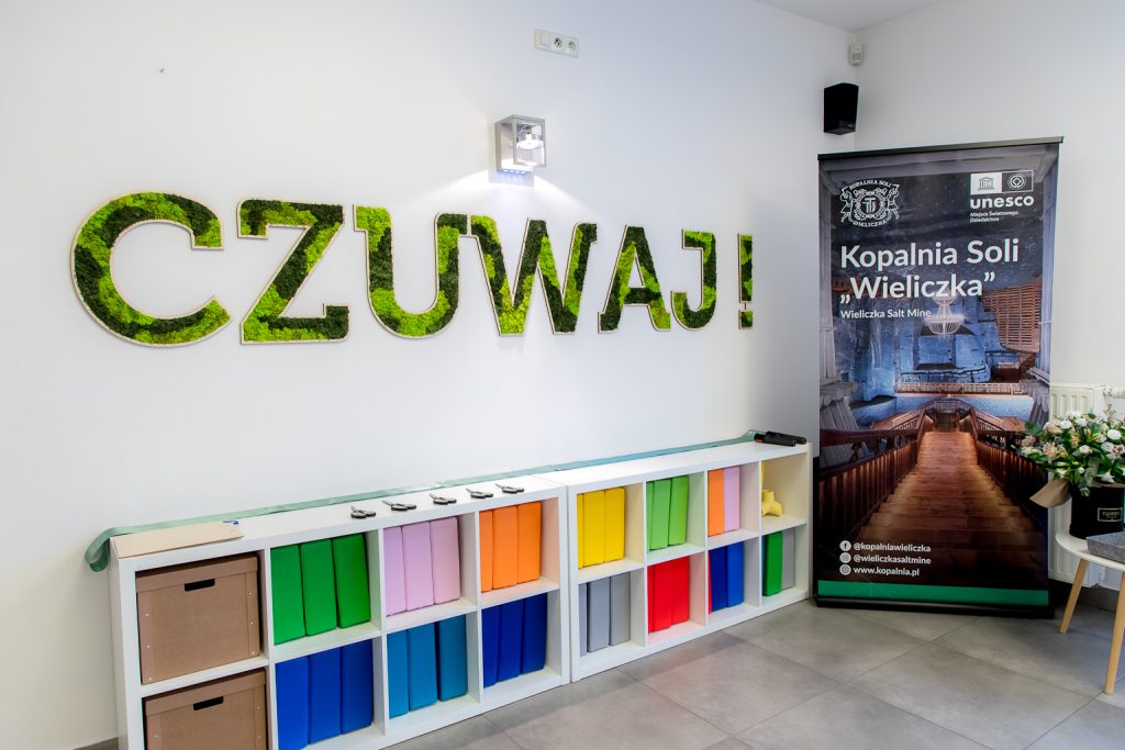 Zielony napis CZUWAJ! na białym tle