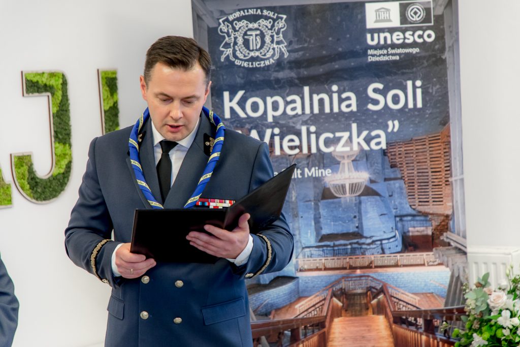 Prezes Sadkiewicz czyta adres gratulacyjny skierowany do członków hufca