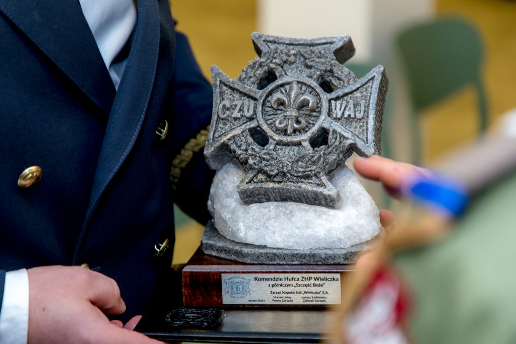 Rzeźba z soli przedstawiająca harcerski krzyż z lilią w centrum