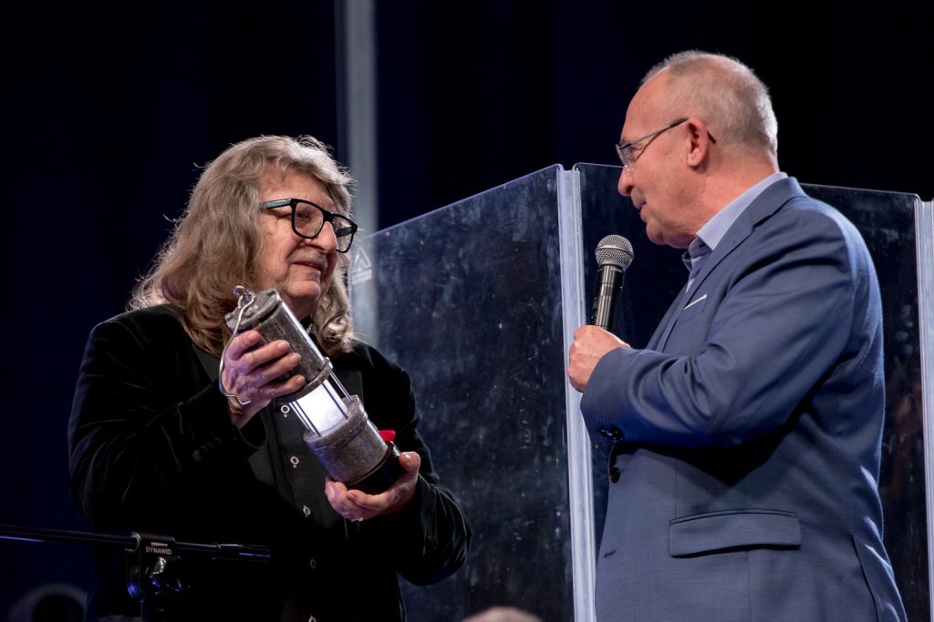 Prezes Leśny wręcza solną górniczą lampę Andrzejowi Zielińskiemu
