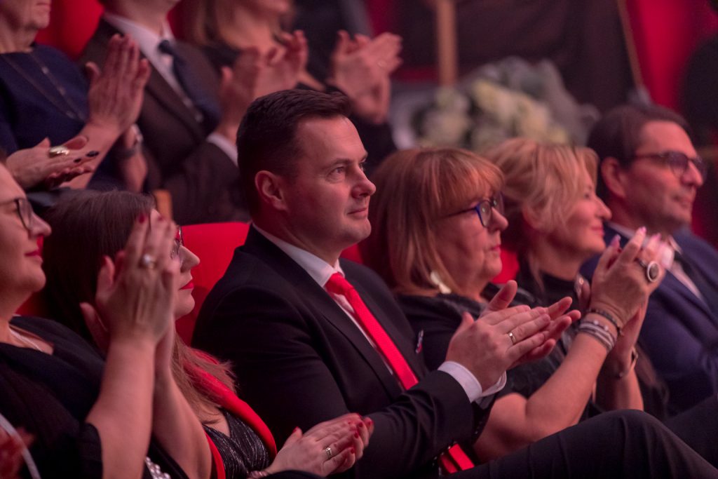 Zarząd Powiatu Wielickiego na widowni oklaskuje laureatów