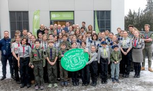 Pamiątkowe zdjęcie grupowe hufca i gości przed wejściem do harcówki