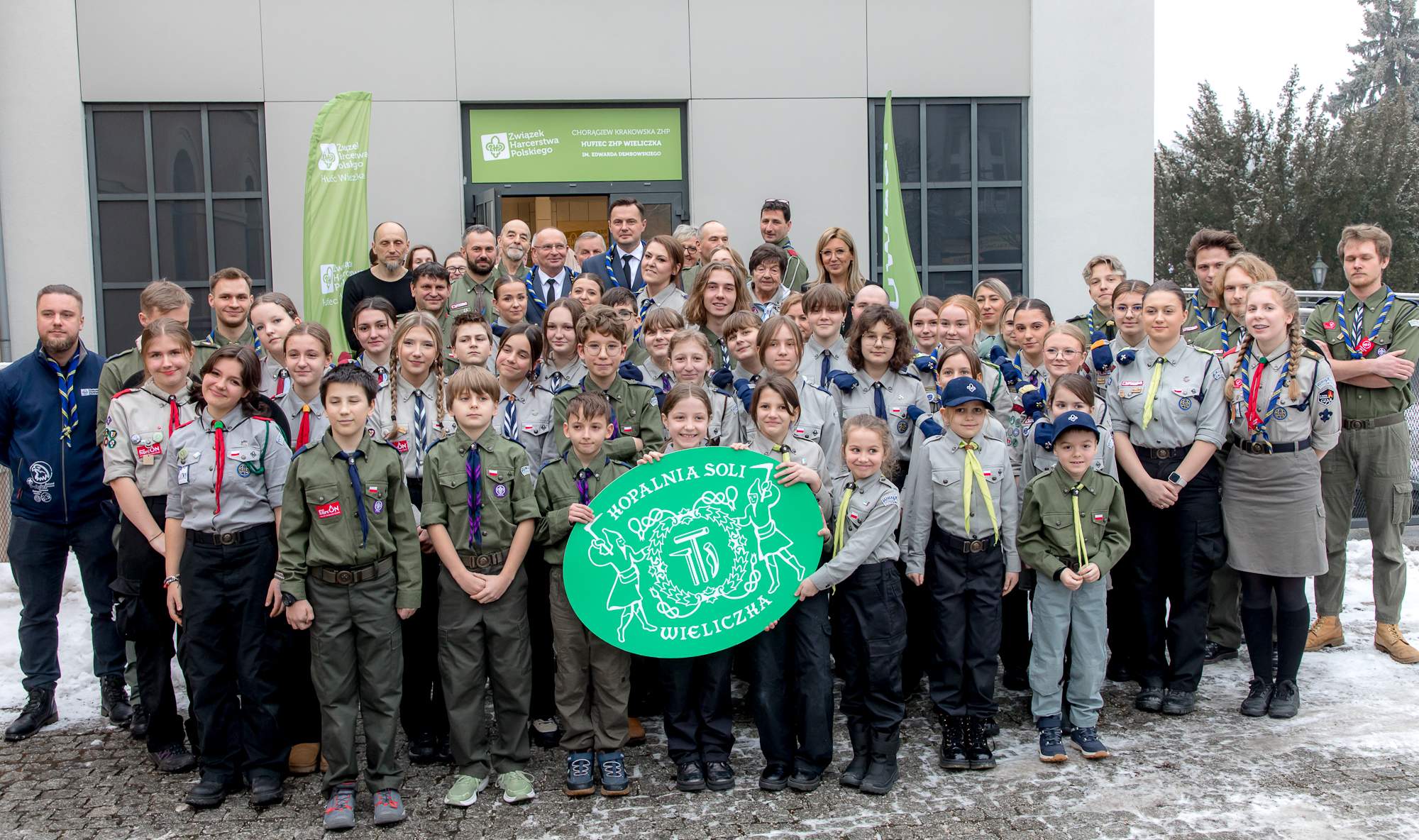 Pamiątkowe zdjęcie grupowe hufca i gości przed wejściem do harcówki