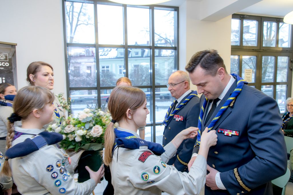 Harcerze obdarowują Zarząd kopalni chustami