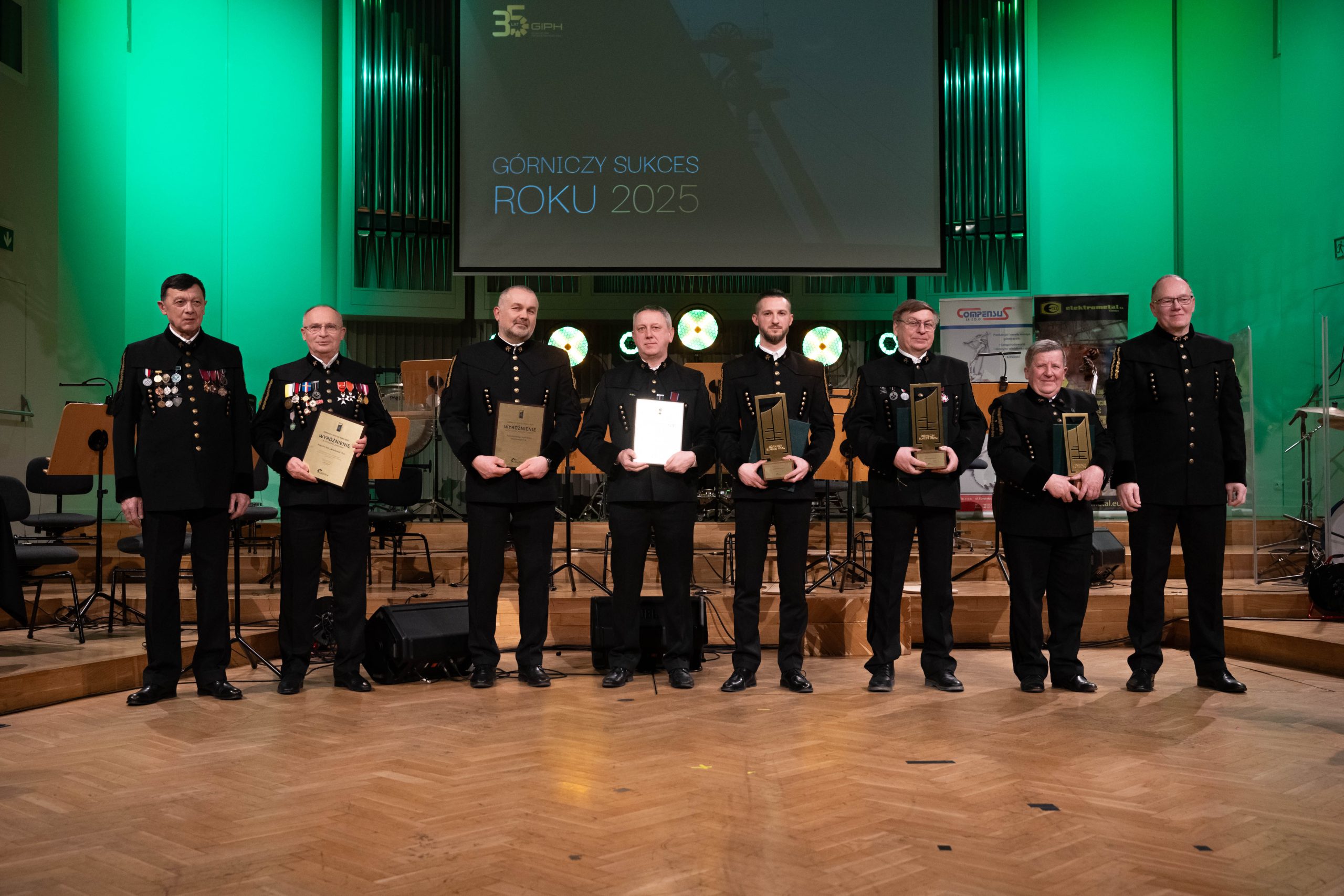 Laureaci na scenie pozują do pamiątkowego zdjęcia