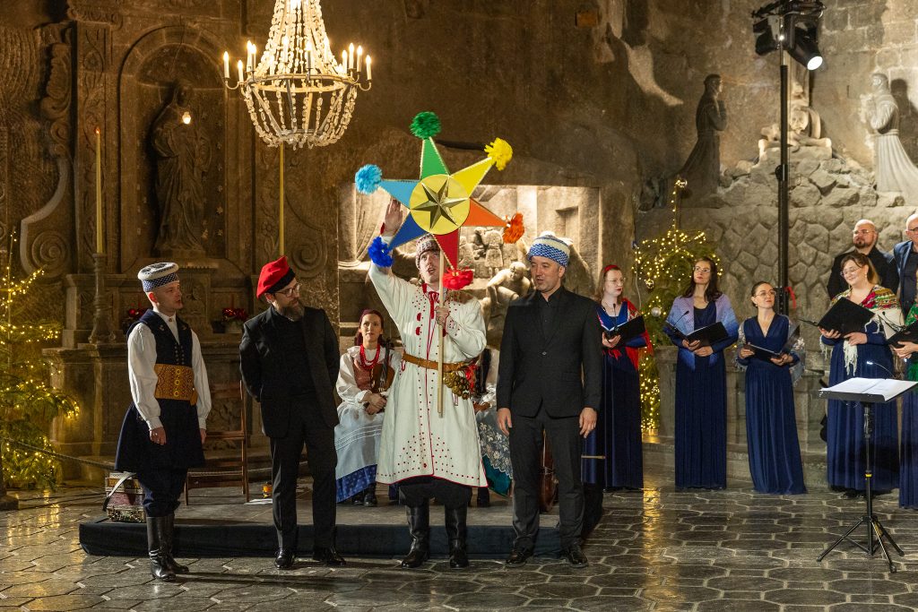 Kolędnicy z kolorową gwiazdą