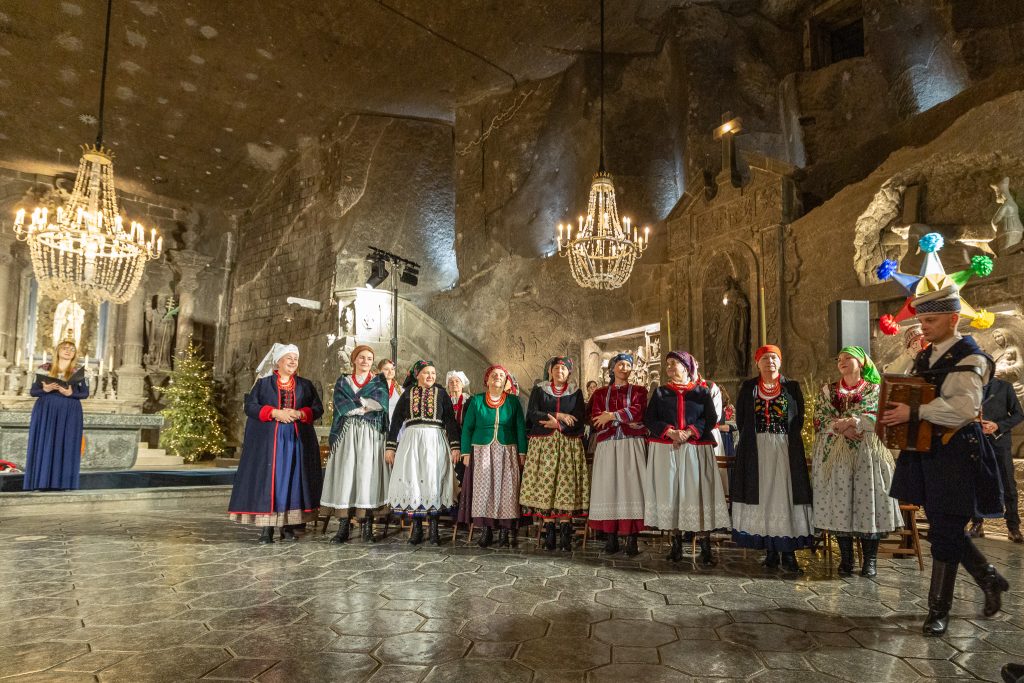 Grupa kobiet w regionalnych strojach