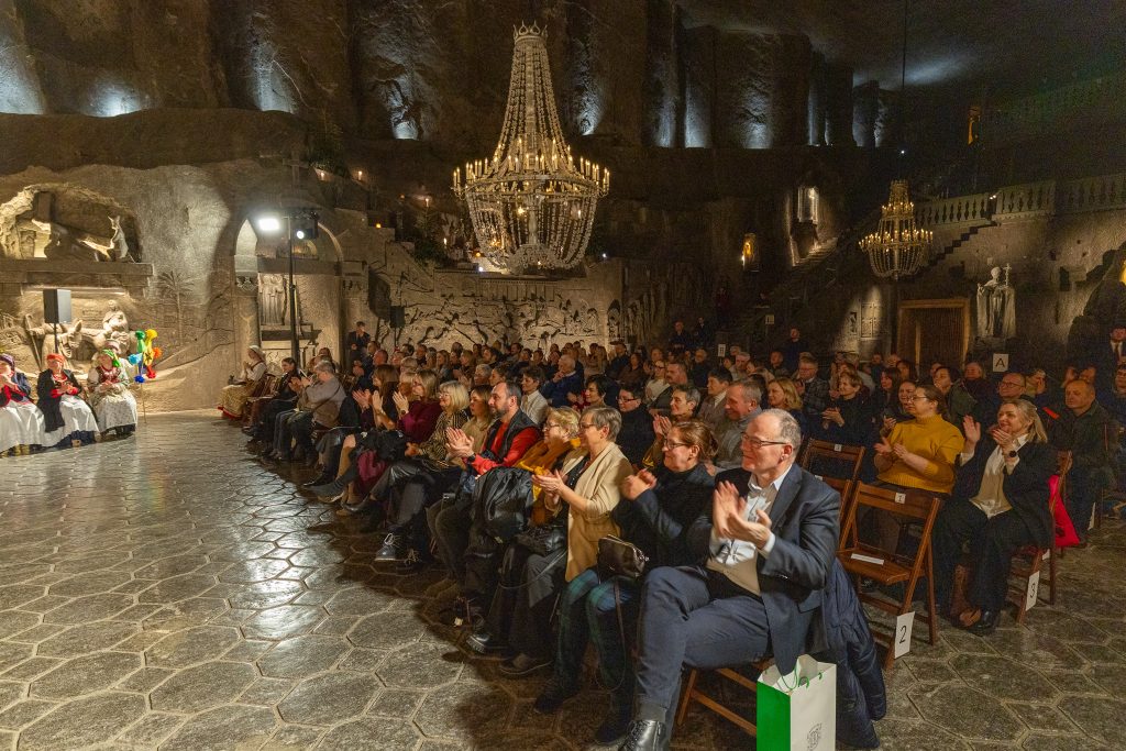 Widownia oklaskująca artystów