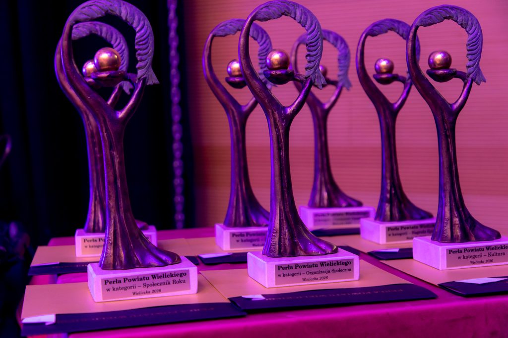 Statuetki - przypominająca drzewo nowoczesna forma ze złotą kulą w centrum