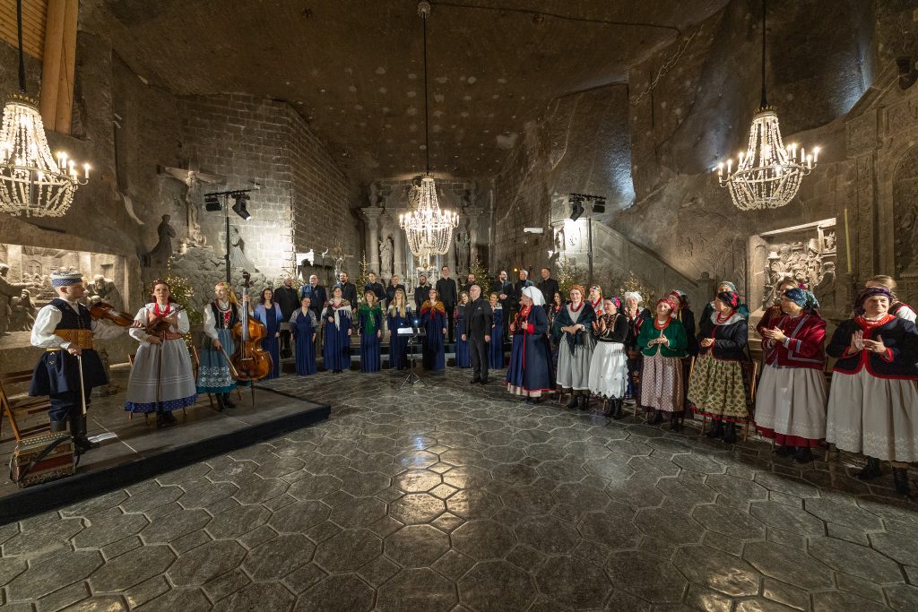 Artyści na tle ołtarza głównego