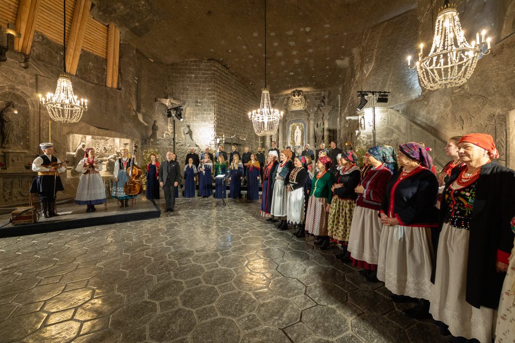 Artyści w strojach ludowych