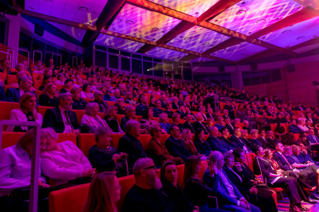 Szerokie ujęcie na widownię