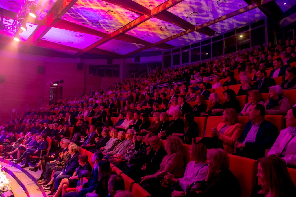 Szerokie ujęcie na widownię