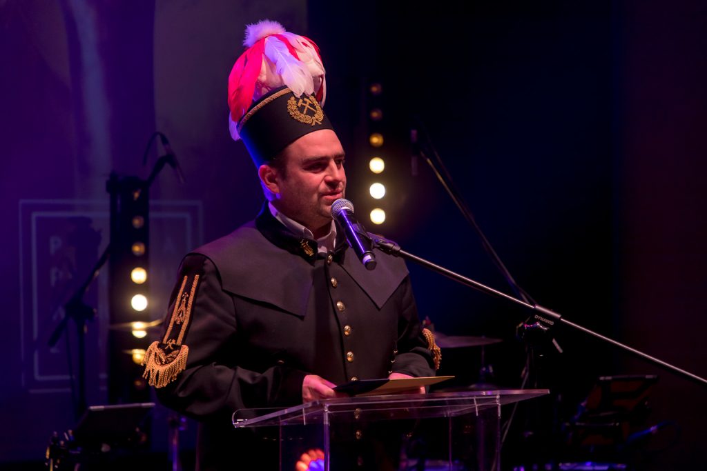 Członek orkiestry górniczej. Przemawia na scenie