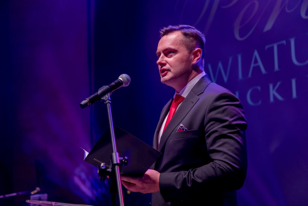 Przemówienie Łukasza Sadkiewicza. Zbliżenie