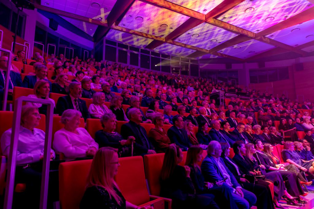 Szerokie ujęcie na widownię