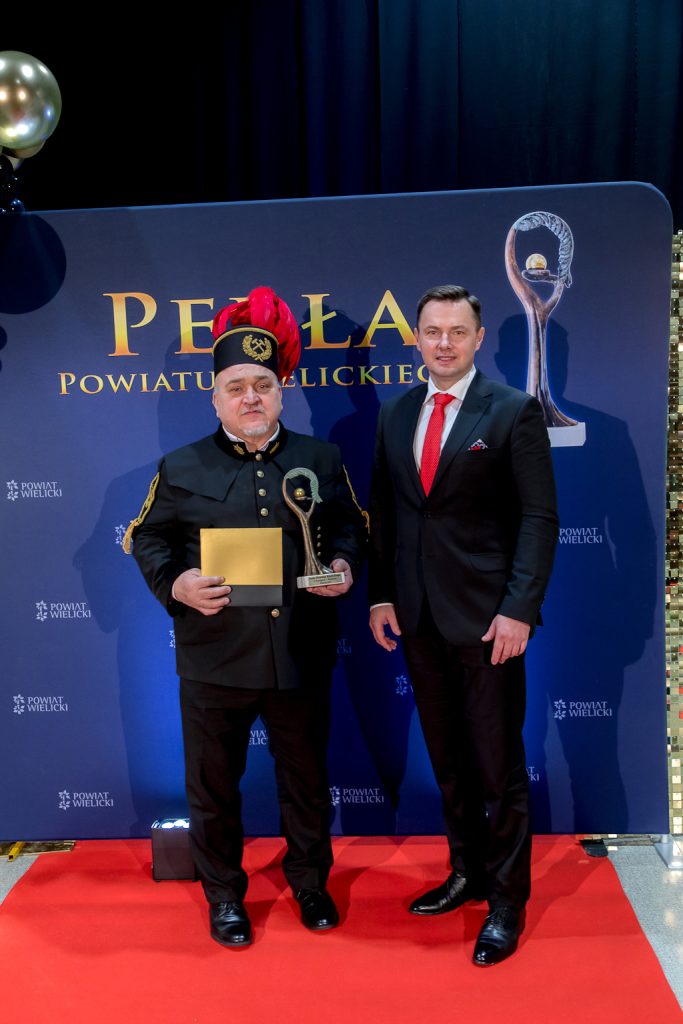 Pamiątkowe zdjęcie: muzyk orkiestry i Łukasz Sadkiewicz