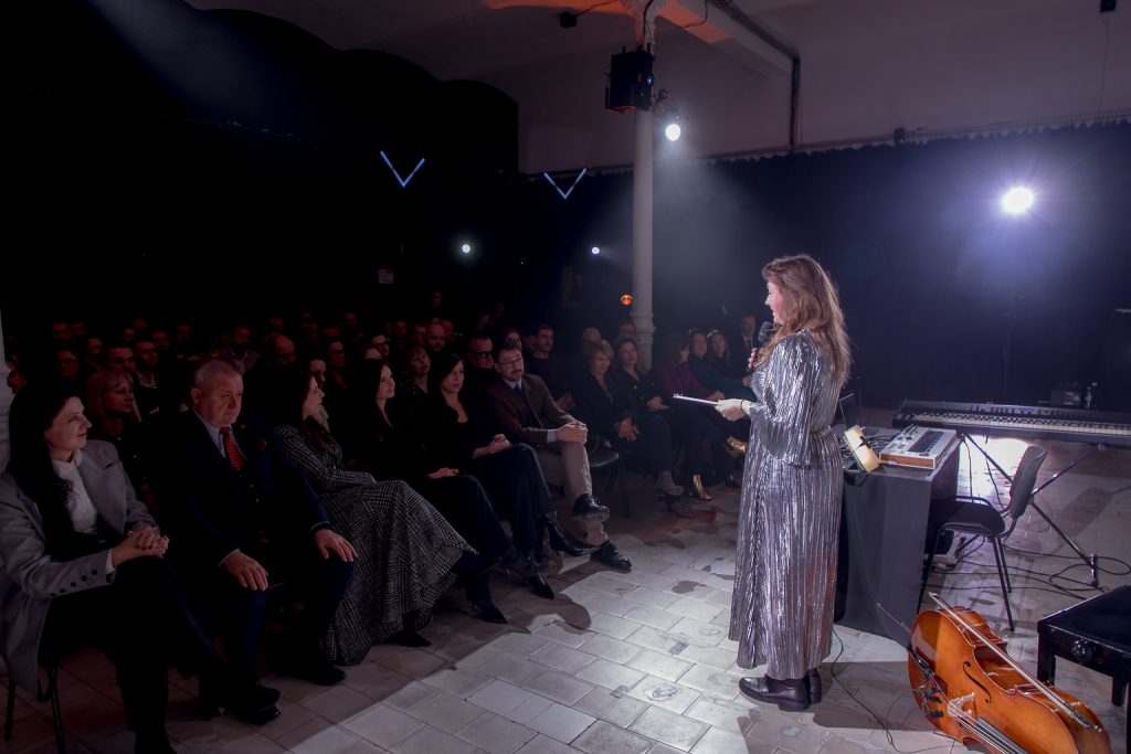 Prowadząca galę na scenie