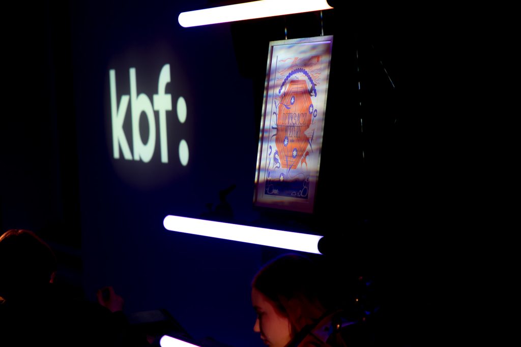 Slajd na ekranie ze skrótem kbf