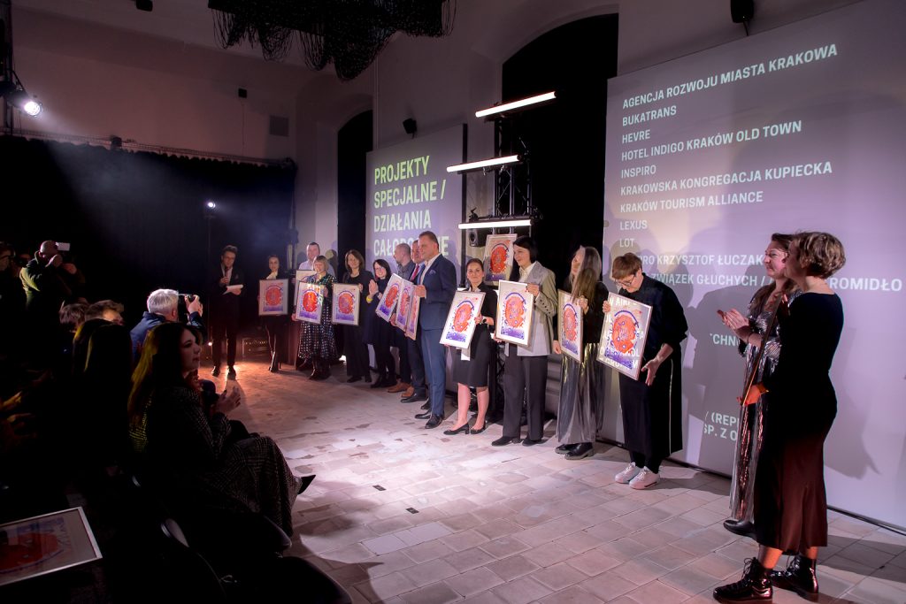 Zdjęcie laureatów na scenie