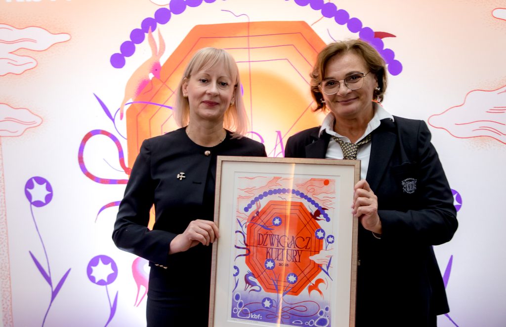 Mariola Kaczor i Agnieszka Wolańska z nagrodą