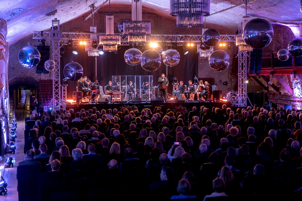 Widok na scenę i widownię