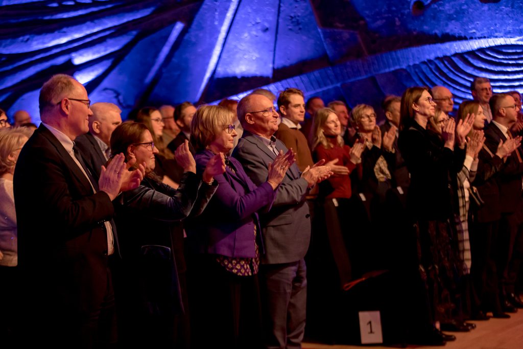 Publiczność oklaskuje artystów. Owacja na stojąco