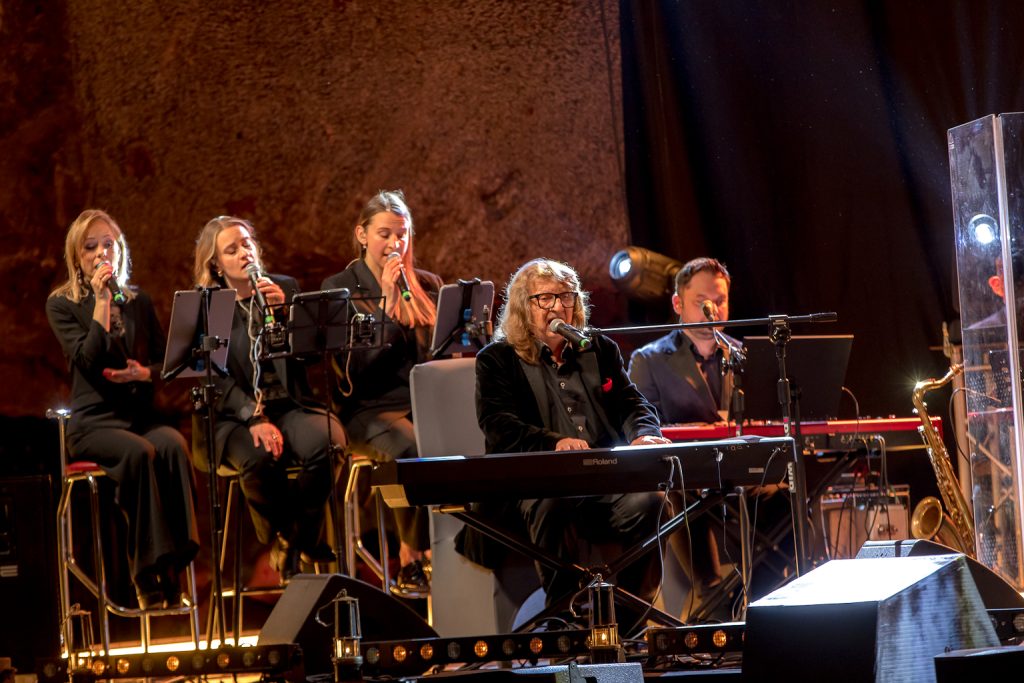 Andrzej Zieliński gra na fortepianie