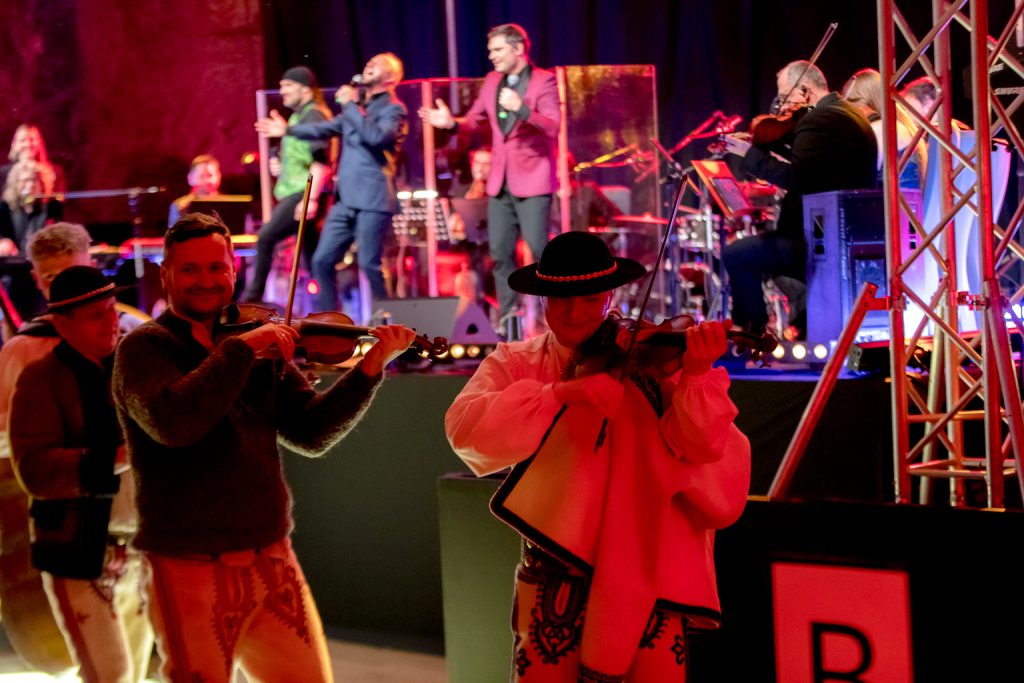 Góralska kapela wchodzi do komory Warszawa