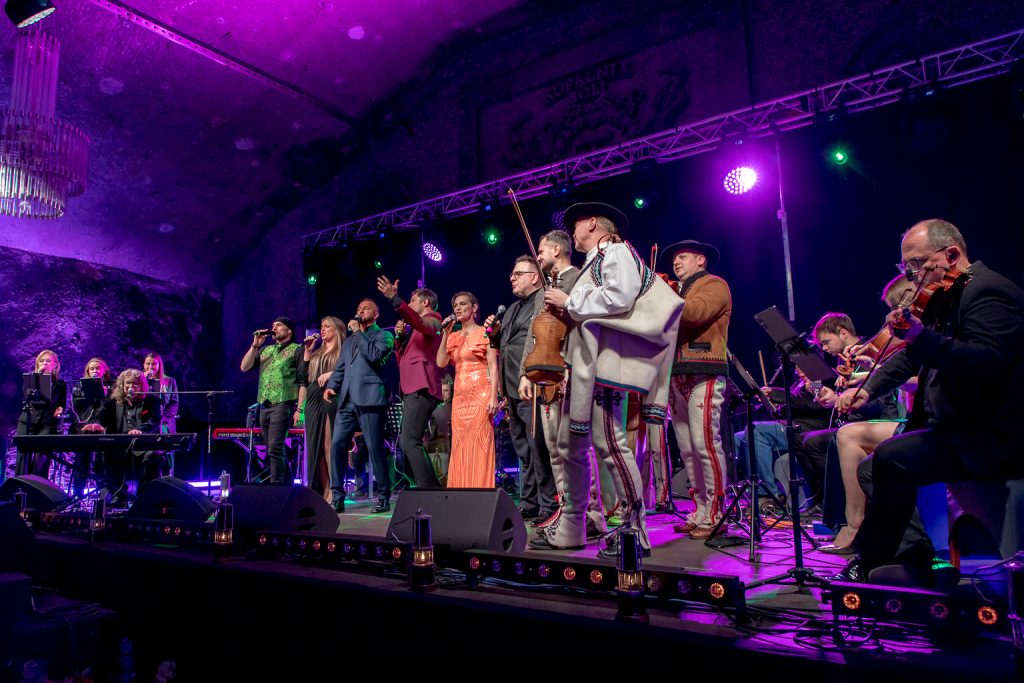 Artyści na scenie. Komora oświetlona na fioletowo